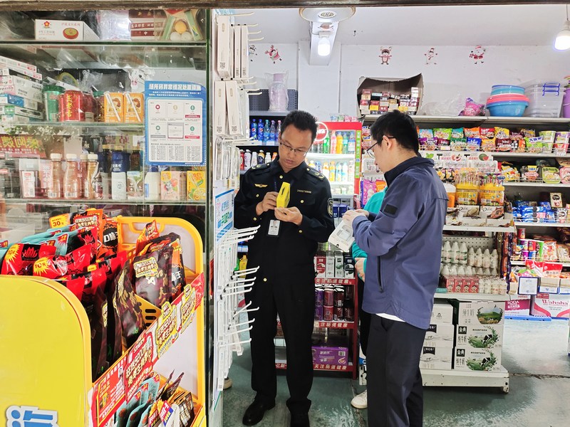 6月5日，市场监管局执法人员对考场周边食杂店开展检查。