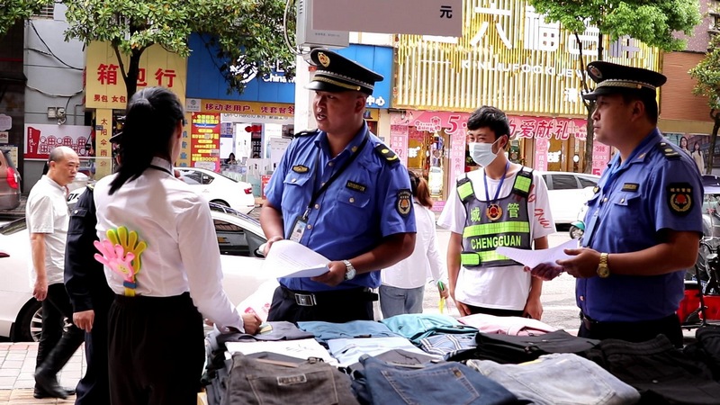 6月6日，清镇市综合执法局执法人员在富强路沿街商铺开展静音禁噪宣传。