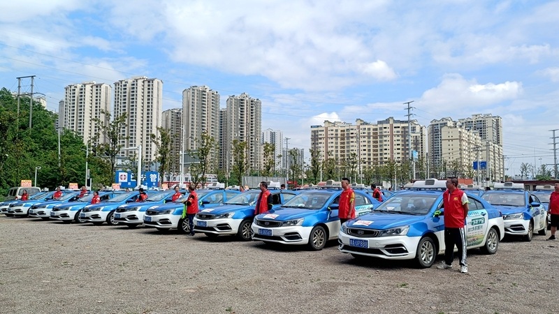 40余辆系有绿丝带、贴有“爱心护考”标志的车辆和身穿志愿服的志愿者整装待发 杜开雪 摄.jpg