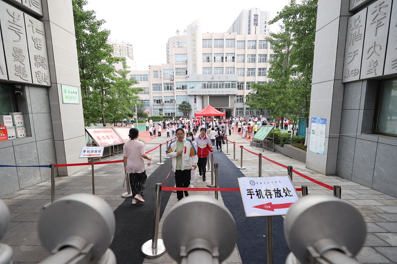 贵阳市第十中学考点,考生排队进入考场。赵倩倩摄