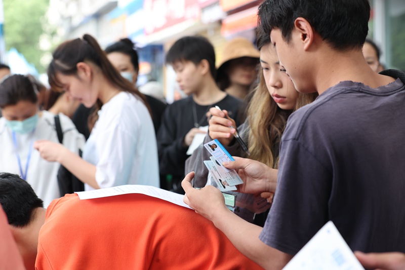 贵阳市第十中学考点,考生准备核对身份信息。赵倩倩摄