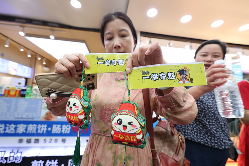 贵州师范大学附属中学考点,家长为考生加油。张钰佳摄