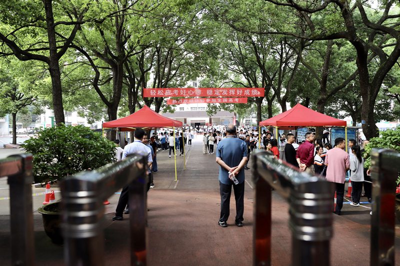 贵州师范大学附属中学考点。张钰佳摄
