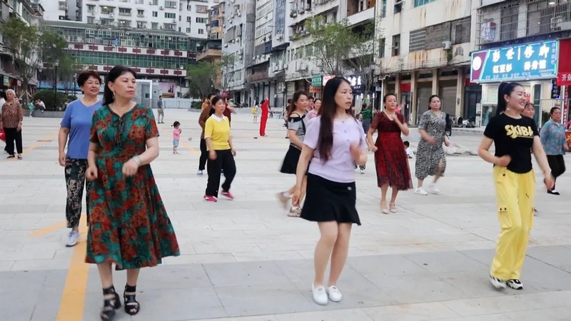 市民在广场跳舞。思南县融媒体中心供图