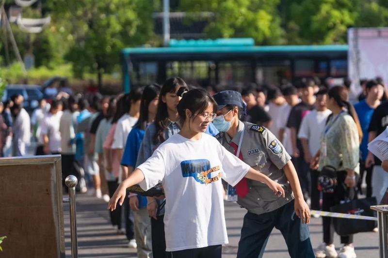 万山2213名学子奔赴考场。