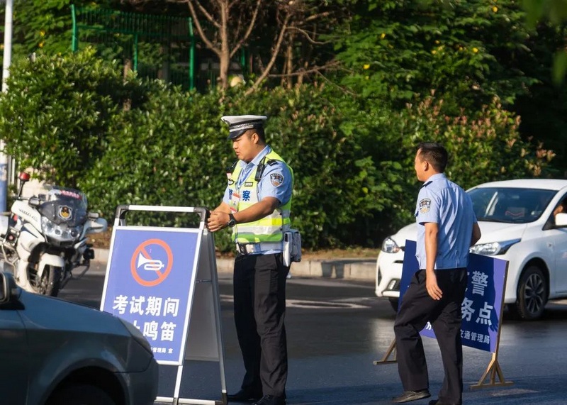 万山2213名学子奔赴考场。