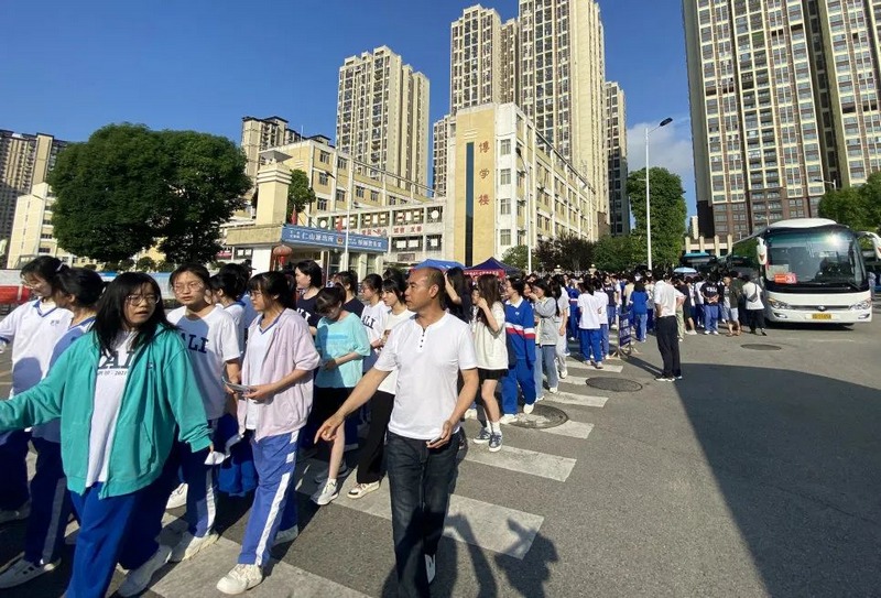 万山2213名学子奔赴考场。