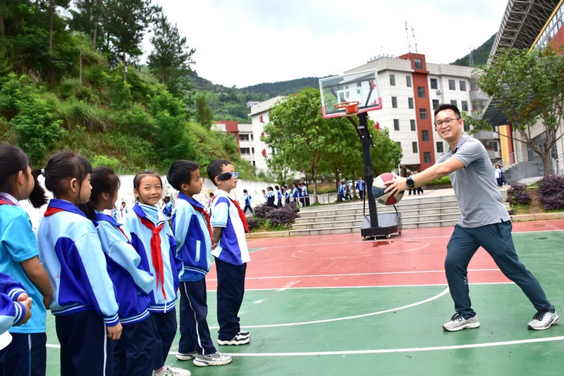 卢杨均教给学生篮球知识。