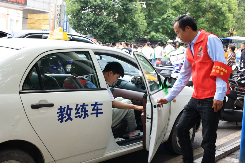 毕节鹏程驾校70余辆教练车为考生护航。范俊岑摄