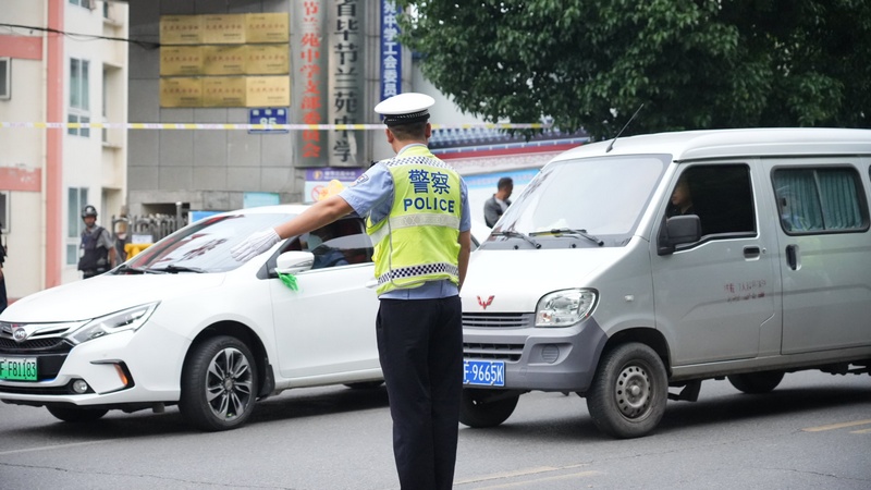 七星关区交警全力护航高考。周禹杉摄