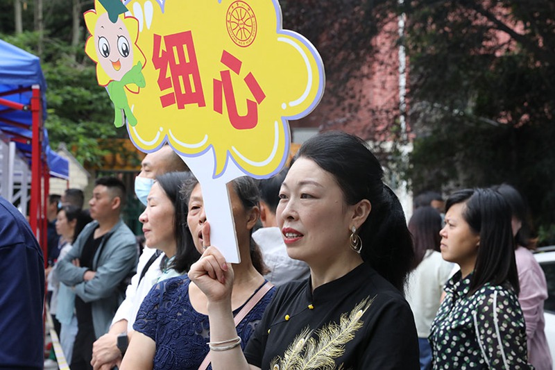 家長來到現場為考生打氣加油。趙毫攝
