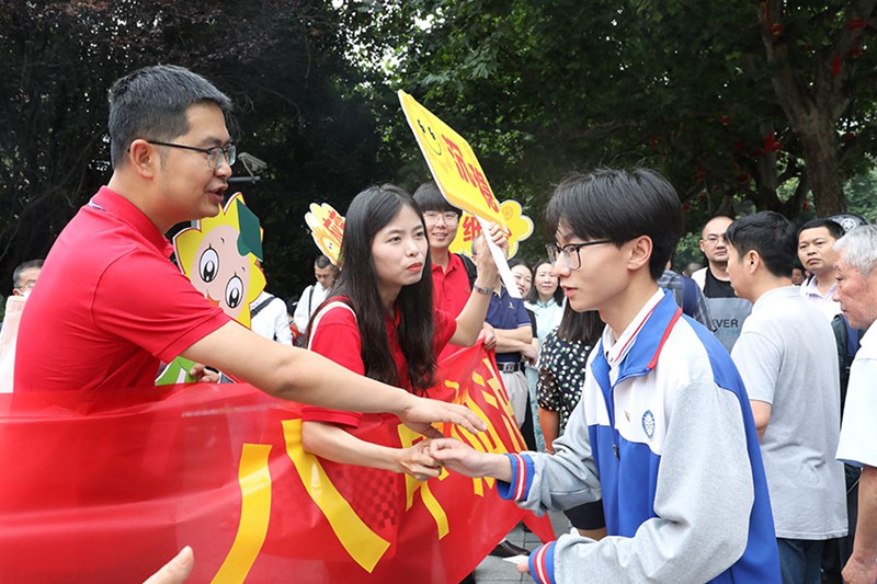 老師正在叮囑即將進入考場的學生。趙毫攝