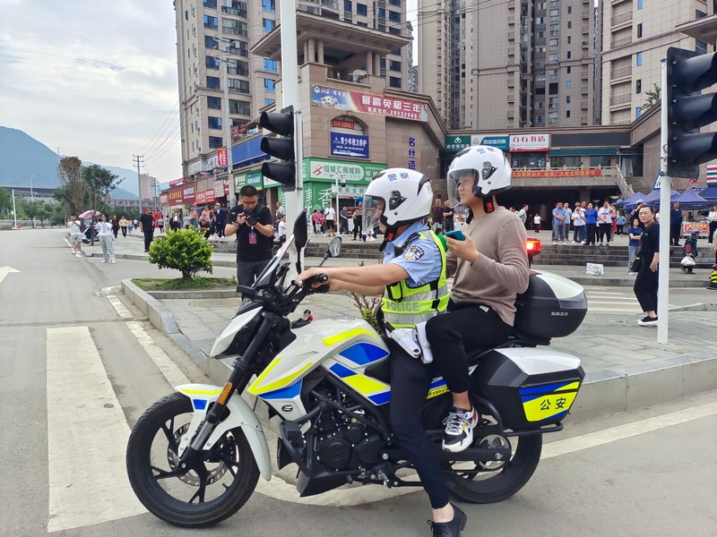 考生身份证遗失，民警驾驶警用摩托帮助考生前往办理临时身份证。