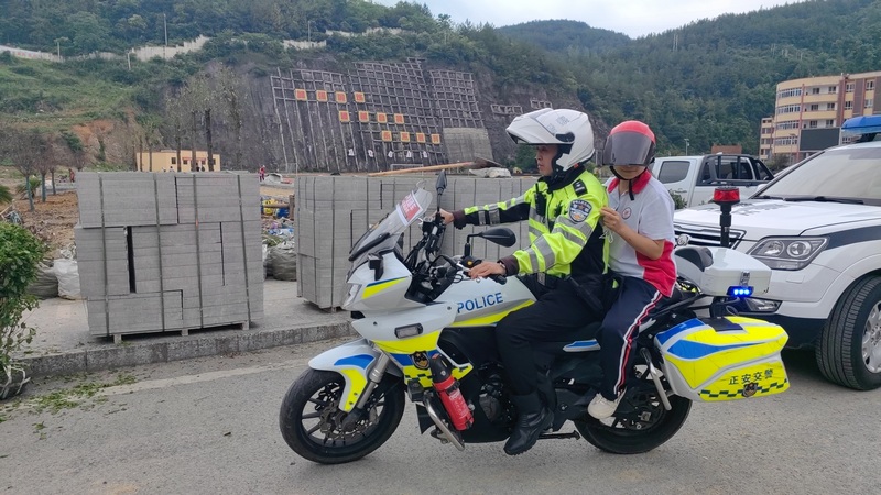 考生晕车，正安交警用警用摩托搭载其到考场。