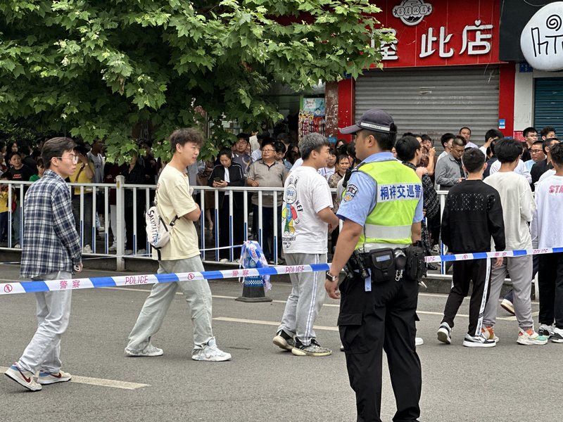 民警在考场外维护秩序。
