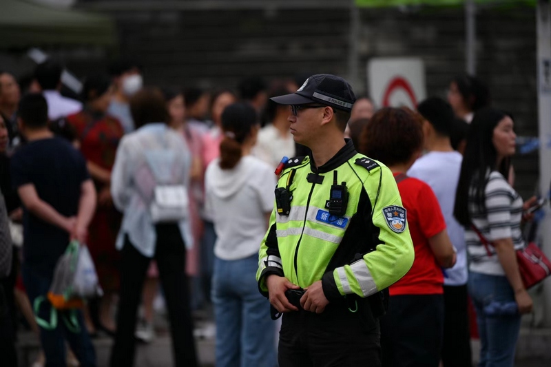 民警在考场外执勤。