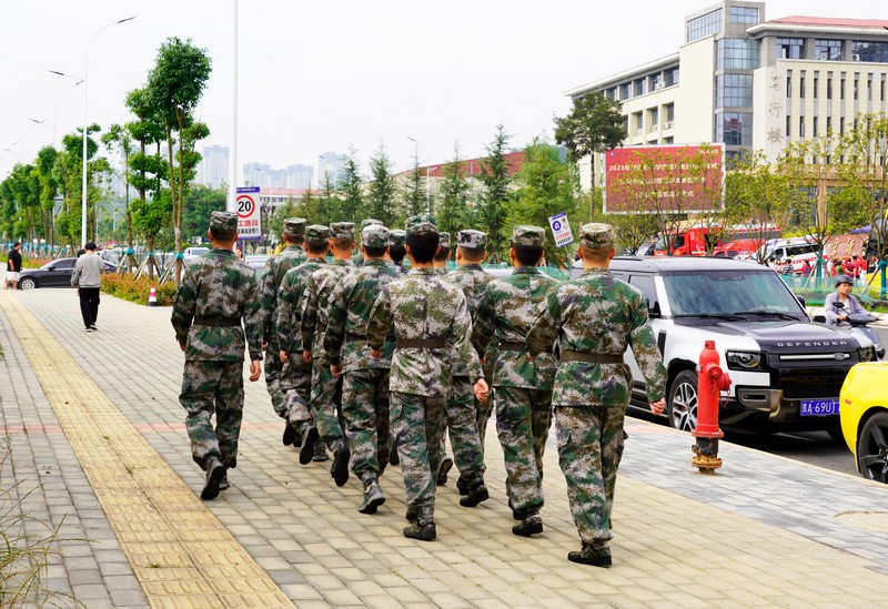 民兵在观山湖区北师大贵阳附中考点巡逻.jpg