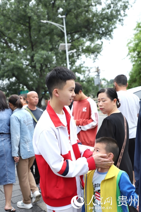 考場外，考生入場前和家人互動加油。人民網 顧蘭雲攝