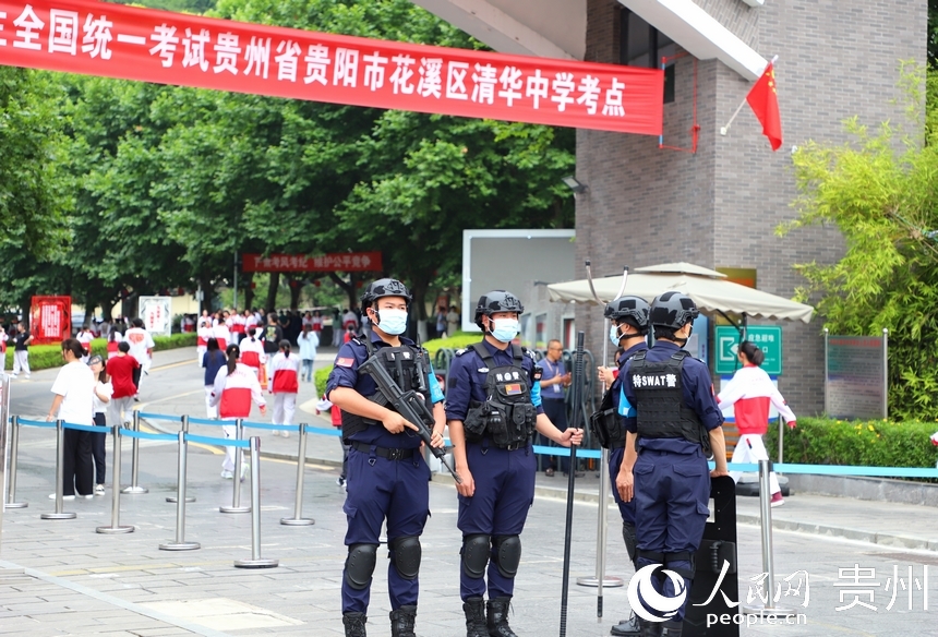考場外值守的武警官兵。人民網 顧蘭雲攝