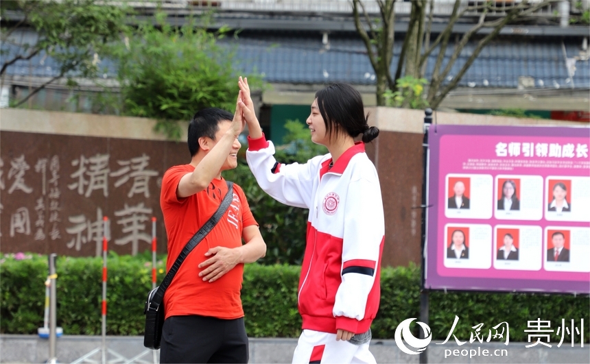 考生與老師擊掌鼓勁。人民網 顧蘭雲攝