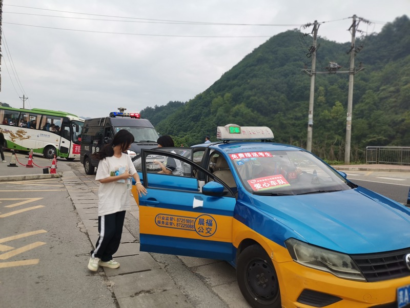 图为：开阳县第三中学考点，出租汽车爱心车队免费送考。