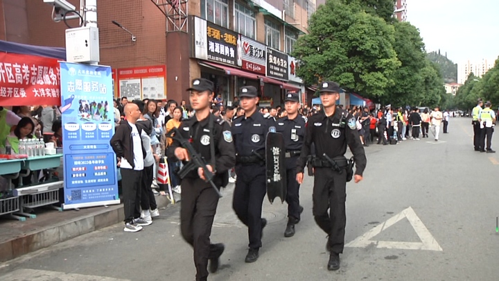 安顺经开区公安全力护航高考。