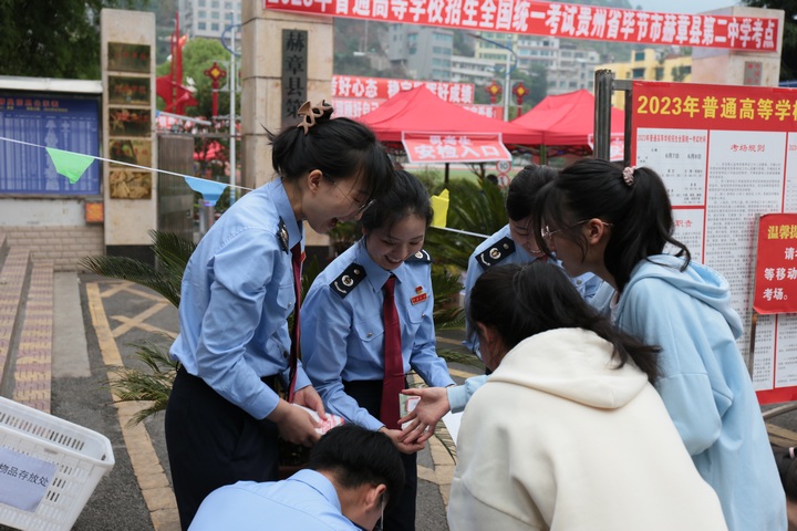 贵州毕节税务志愿行 爱心助高考。