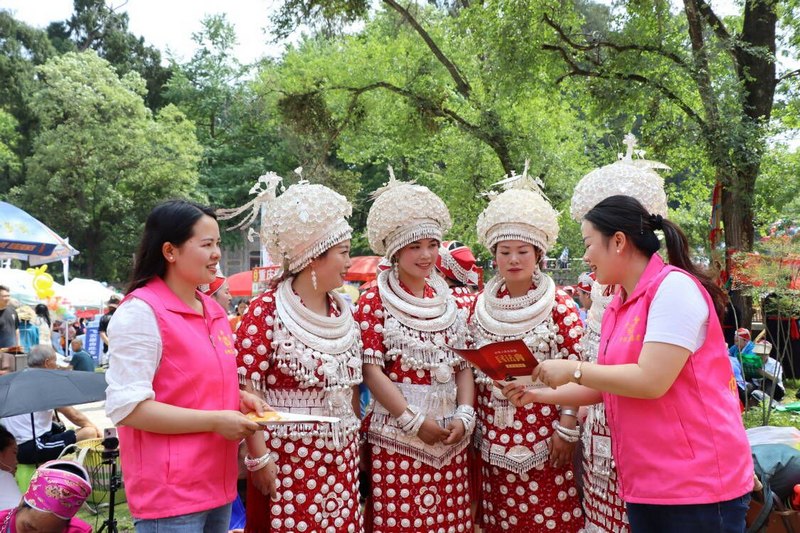巾幗普法走進黃平縣“四月八”苗族“弄嘎講略”民族集會。