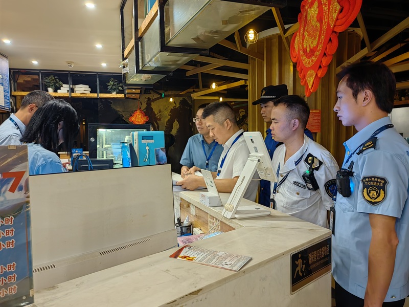 检查组一行到壹零网咖检查.jpg