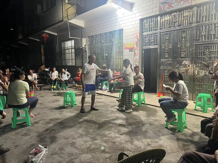 习水县醒民镇:群众大比拼 谁家环境最干净。