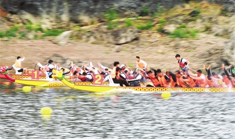 运动员们驾驶着龙舟破浪前行。贵州日报天眼新闻记者 刘杨摄