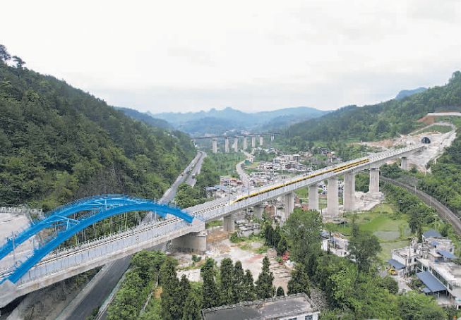 6月12日，高速综合检测动车组“黄医生”飞驰在贵南高铁贵州段龙里县境内麻芝铺双线特大桥开展全线拉通试验。