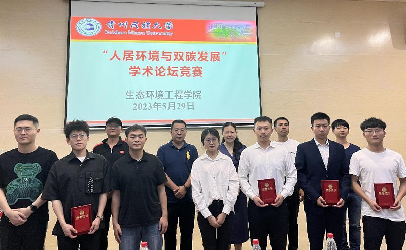 评委为获奖同学颁发荣誉证书。