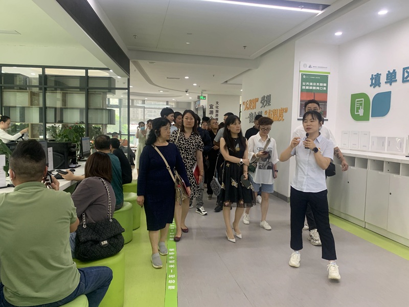 图片（4）参观政务大厅。