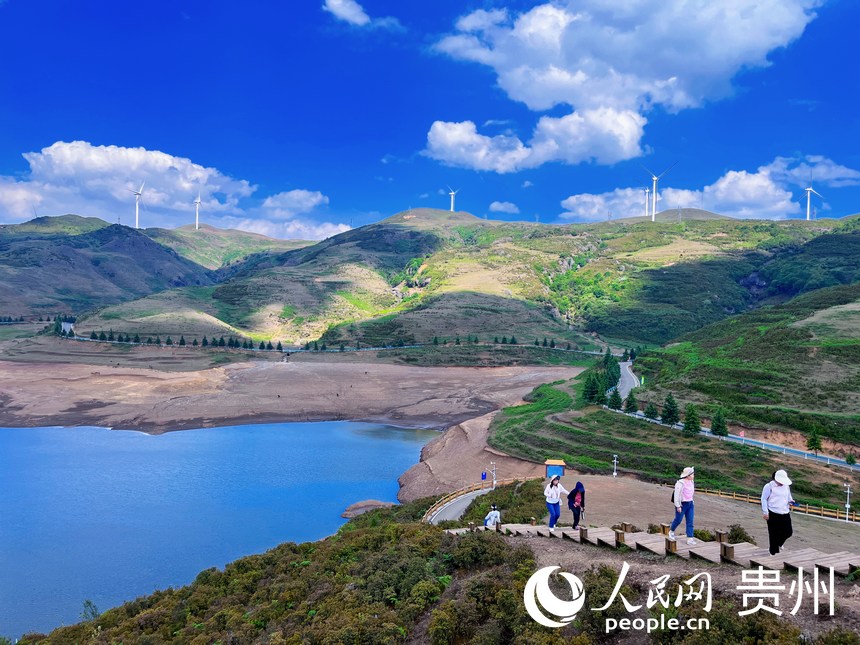游客在步道上漫游赏景。人民网 陈洁泉摄
