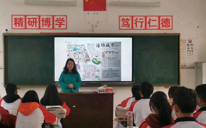 县民族中学帮扶老师陈洪丽正在上课。