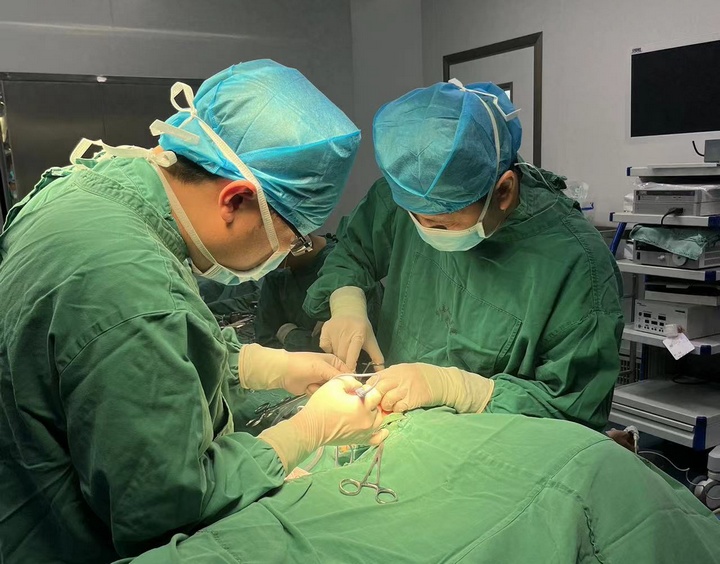 在县人民医院帮扶的廖述文正在进行超声乳化摘除和人工晶体植入手术。