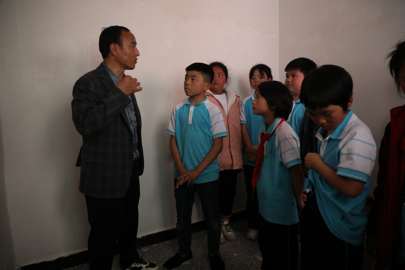 石阡县龙井乡人群小学开展了一堂生动的防震减灾课堂,学生们听得津津有味。 杨文美摄