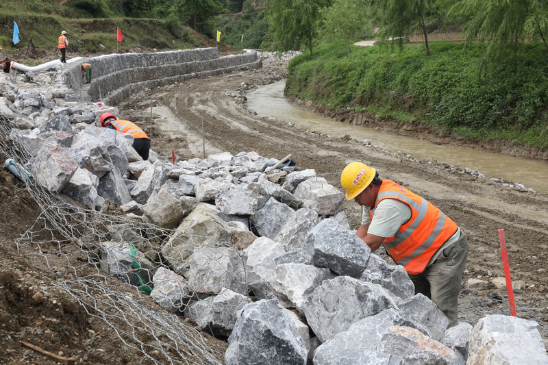 石阡县狮柳至袁家坡河道生态治理工程项目建设现场。吴剑摄