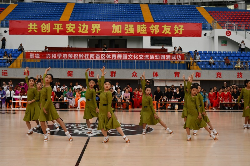 现场精彩的舞蹈表演4.jpg