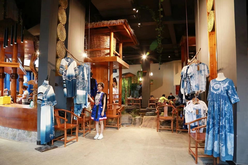 荔波梦柳布依风情小镇瑶厨餐馆内民族工艺品展示售卖区。邹以强摄