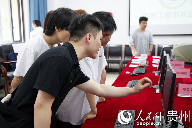 学生积极参与社团活动。人民网 龙章榆摄