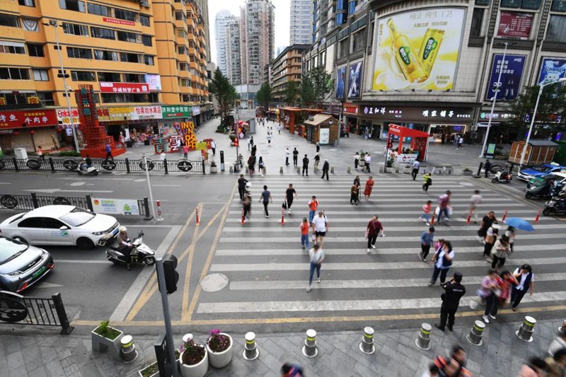 南明区青云路步行街人头攒动，不少市民游客前来消费打卡。
