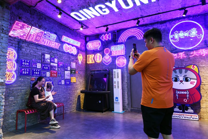 市民游客在南明区“青云市集”网红打卡点拍照。