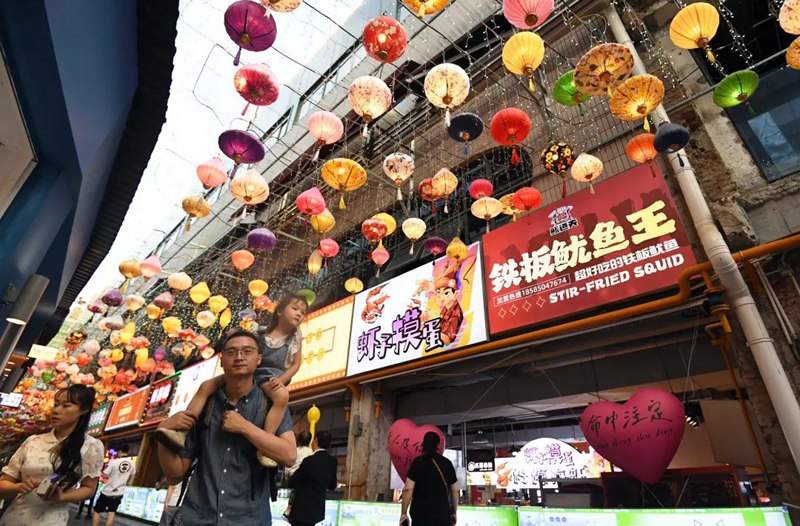 烟火气十足的南明区“青云市集”吸引了不少市民游客前来消费打卡。