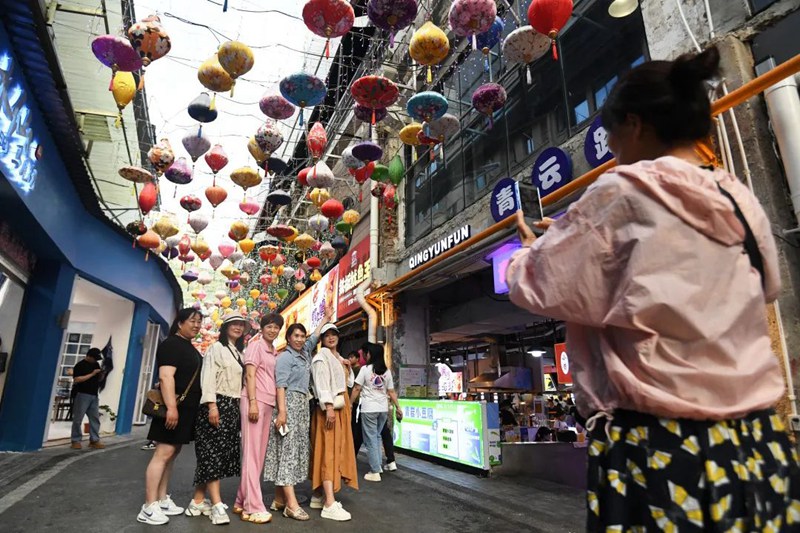 烟火气十足的南明区“青云市集”吸引了不少市民游客前来消费打卡。