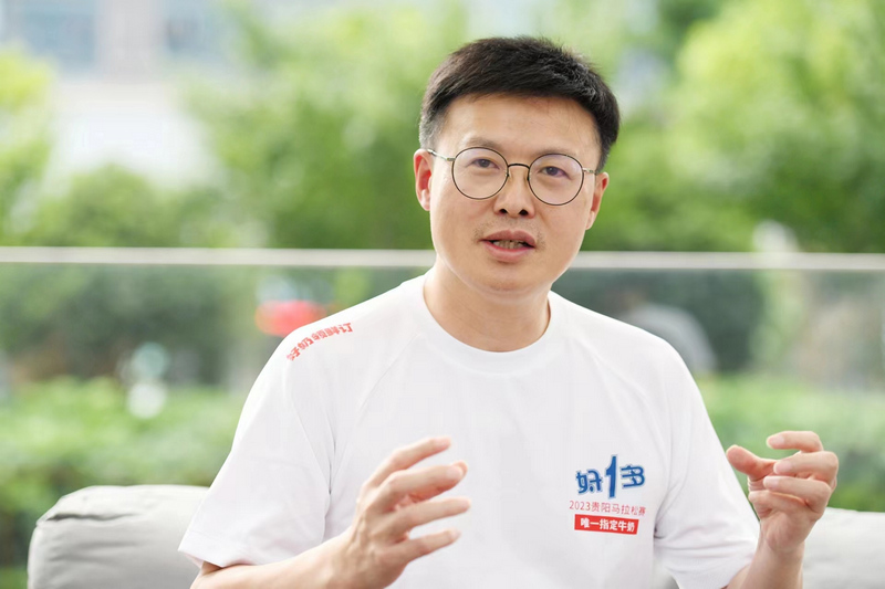 1 新希望乳業股份有限公司董事長席剛暢談乳業數智化發展。