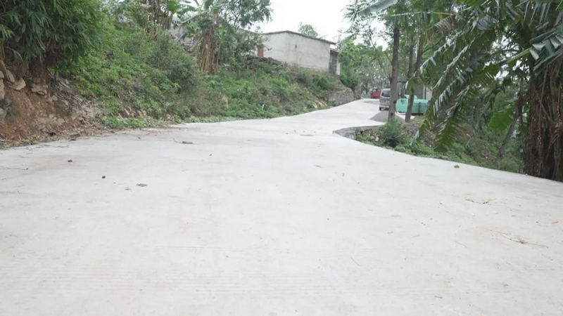 新修建的路面。