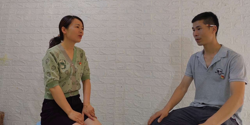2 第一书记马英与书记赖秀权商讨支部下一步工作计划。