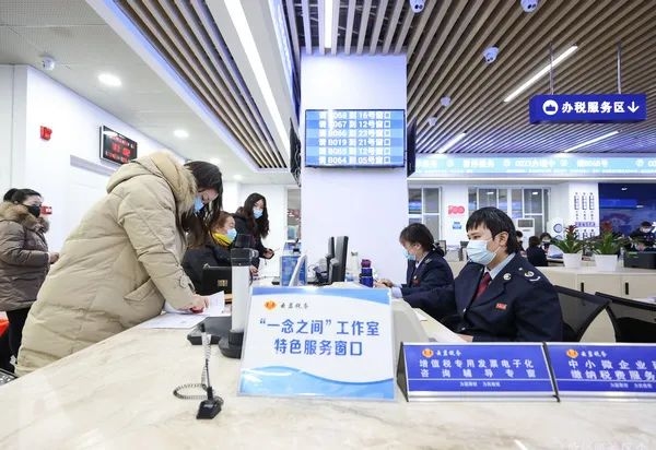 工作室及時幫助納稅人解決辦稅疑難。郭然攝